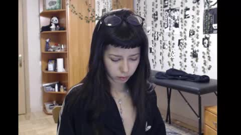 Snapshot of wavy_nights chatting on 11-21-25, 05:44 Mina online show from 11-21-25, 05:44