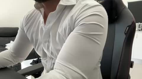 Snapshot of weaponx1 chatting on 01-05-25, 11:01 Weapon X online show from 01-05-25, 11:01