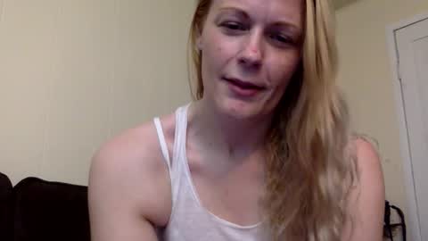 Snapshot of webcumcouple chatting on 05-19-26, 05:41 HayleyJay online show from 05-19-26, 05:41