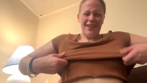 Snapshot of webcumcouple chatting on 05-20-26, 05:30 HayleyJay online show from 05-20-26, 05:30