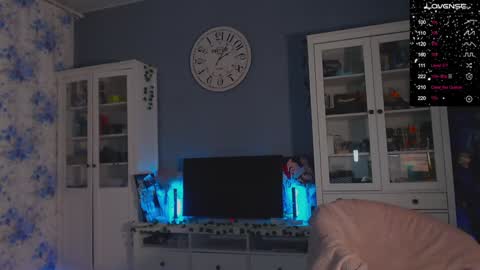 Snapshot of weed_princesss chatting on 01-07-25, 01:14 moon online show from 01-07-25, 01:14