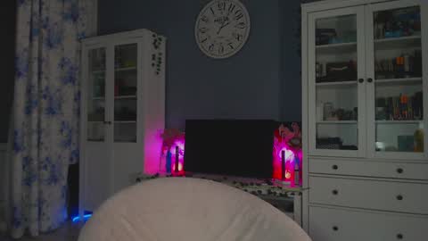 Snapshot of weed_princesss chatting on 01-16-25, 04:39 moon online show from 01-16-25, 04:39