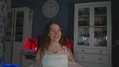 Snapshot of weed_princesss chatting on 02-05-25, 02:59 moon online show from 02-05-25, 02:59