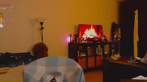 Snapshot of weed_princesss chatting on 10-31-25, 09:05 moon online show from 10-31-25, 09:05