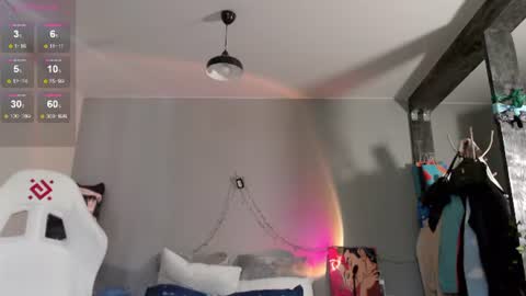 Snapshot of weed_princesss chatting on 06-26-26, 09:25 moon online show from 06-26-26, 09:25