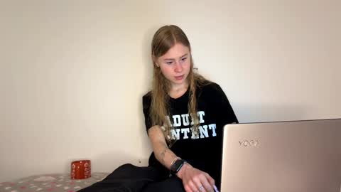 Snapshot of wellskiffle chatting on 10-30-25, 04:08 wellskiffle online show from 10-30-25, 04:08