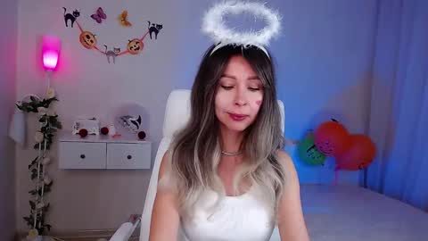 Snapshot of wendifoster chatting on 10-31-25, 07:59 Wendi Foster online show from 10-31-25, 07:59