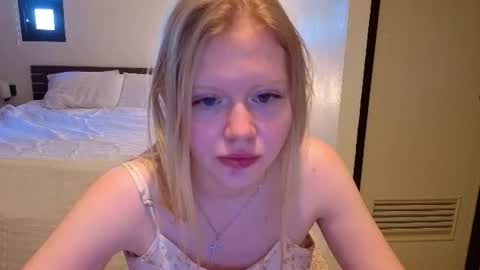 Snapshot of wendy_228 chatting on 06-24-26, 03:27 Wendy online show from 06-24-26, 03:27