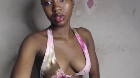Snapshot of wet_pussy200 chatting on 04-26-26, 08:01 Bella online show from 04-26-26, 08:01