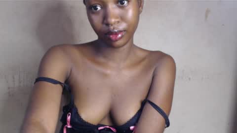 Snapshot of wet_pussy200 chatting on 05-14-26, 12:01 Bella online show from 05-14-26, 12:01
