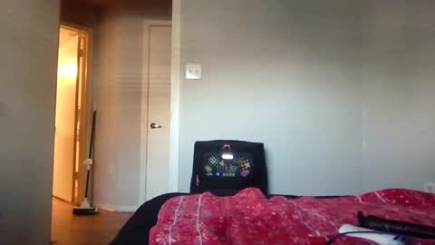 Snapshot of wetkyliecreams chatting on 02-08-25, 10:08 Kylie online show from 02-08-25, 10:08