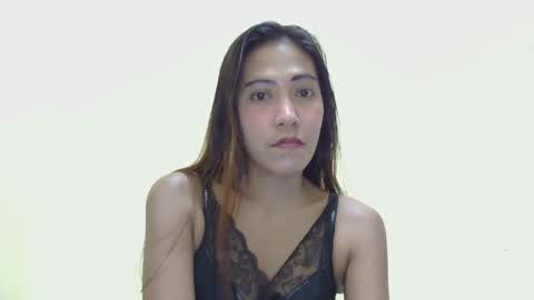 Snapshot of wetpetitechix chatting on 05-19-26, 02:01 wetpetitechix online show from 05-19-26, 02:01