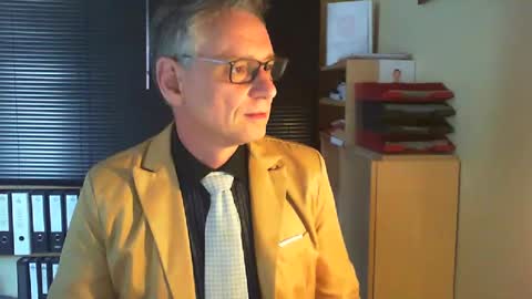 Snapshot of wetsuitedman chatting on 02-19-25, 02:44 Franz online show from 02-19-25, 02:44