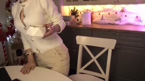 Victoria Maria online show from 12-29-24, 06:49