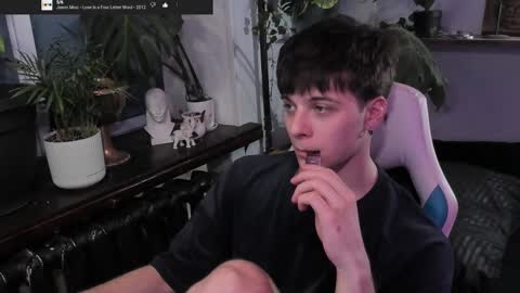 Snapshot of whiteegrimm chatting on 03-05-25, 08:32 Gus online show from 03-05-25, 08:32