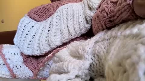 whitesweater online show from 04-24-26, 06:38