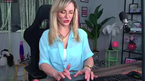 Snapshot of whitneypunnch chatting on 05-13-26, 11:40 whitneypunnch online show from 05-13-26, 11:40