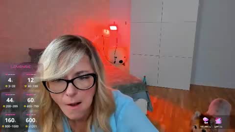 Snapshot of whitneypunnch chatting on 06-26-26, 11:47 whitneypunnch online show from 06-26-26, 11:47