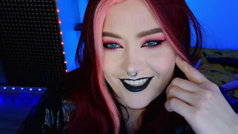 Snapshot of wickedxqueen chatting on 05-03-26, 05:08 Laura online show from 05-03-26, 05:08