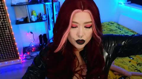 Snapshot of wickedxqueen chatting on 05-10-26, 09:42 Laura online show from 05-10-26, 09:42