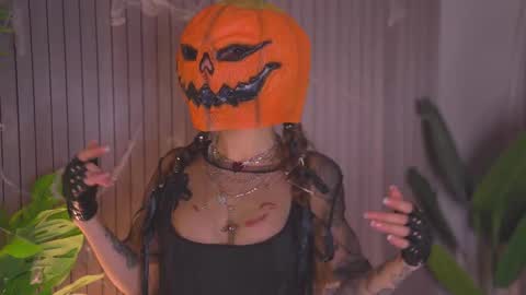 Snapshot of wild_hearttt chatting on 10-31-25, 07:42 Audrey online show from 10-31-25, 07:42