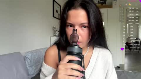 Snapshot of wildahankin chatting on 11-28-25, 08:06 Mia online show from 11-28-25, 08:06