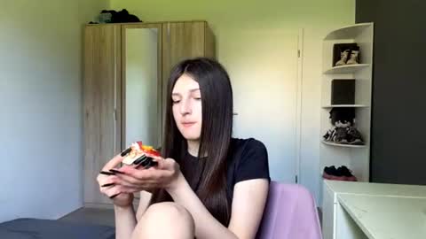 Snapshot of williemaemeachem chatting on 06-22-26, 10:01 Mari online show from 06-22-26, 10:01