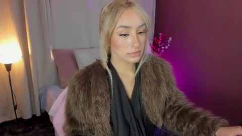 Snapshot of wini_fer chatting on 06-20-26, 12:30 Wini Fer online show from 06-20-26, 12:30