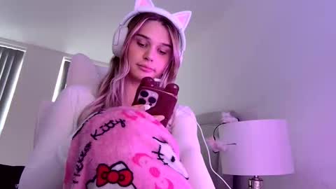 evie online show from 11-19-25, 10:26