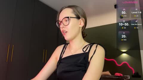 Snapshot of withlovebella chatting on 10-26-25, 03:18 Isobelle online show from 10-26-25, 03:18