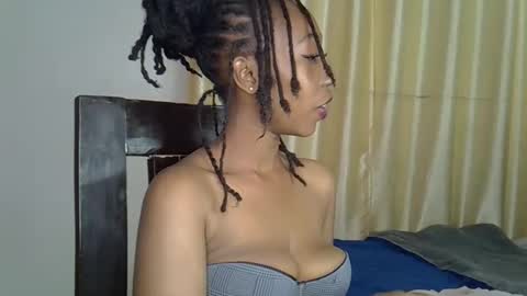 Snapshot of wizzia_khalifa chatting on 03-11-25, 11:55 girlie o online show from 03-11-25, 11:55