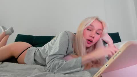 Snapshot of wladilia chatting on 09-16-25, 09:38 wladilia online show from 09-16-25, 09:38