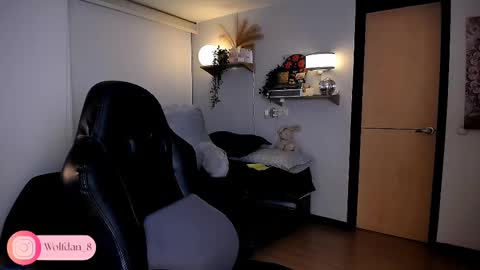 Snapshot of wolfsfoster chatting on 09-18-25, 03:30 online show from 09-18-25, 03:30