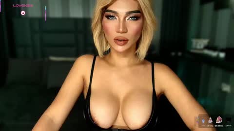 Snapshot of womanofyourdesire_ts chatting on 12-19-25, 04:19 Julia online show from 12-19-25, 04:19