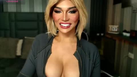 Snapshot of womanofyourdesire_ts chatting on 12-21-25, 09:16 Julia online show from 12-21-25, 09:16