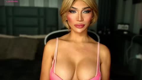 Snapshot of womanofyourdesire_ts chatting on 01-13-26, 03:45 Julia online show from 01-13-26, 03:45