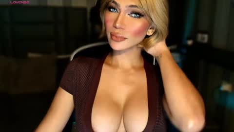 Snapshot of womanofyourdesire_ts chatting on 01-19-26, 03:43 Julia online show from 01-19-26, 03:43