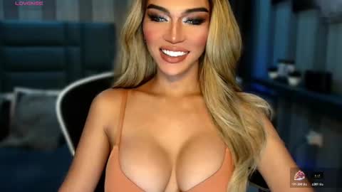 Snapshot of womanofyourdesire_ts chatting on 02-02-26, 01:04 Julia online show from 02-02-26, 01:04