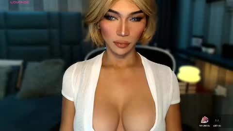 Snapshot of womanofyourdesire_ts chatting on 02-03-26, 01:59 Julia online show from 02-03-26, 01:59