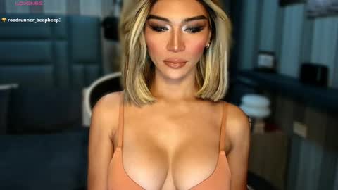 Snapshot of womanofyourdesire_ts chatting on 02-04-26, 02:17 Julia online show from 02-04-26, 02:17