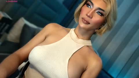 Snapshot of womanofyourdesire_ts chatting on 02-08-26, 02:48 Julia online show from 02-08-26, 02:48