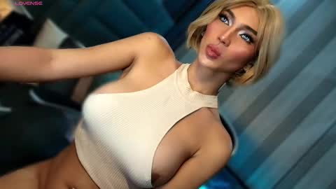 Snapshot of womanofyourdesire_ts chatting on 02-10-26, 02:59 Julia online show from 02-10-26, 02:59