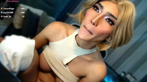 Snapshot of womanofyourdesire_ts chatting on 02-20-26, 06:26 Julia online show from 02-20-26, 06:26