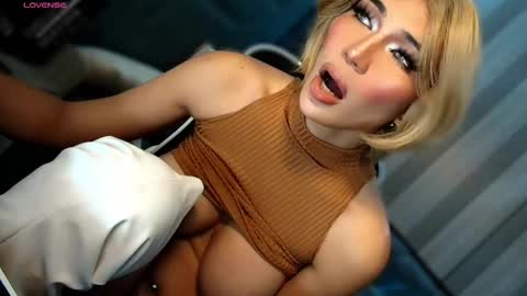 Snapshot of womanofyourdesire_ts chatting on 02-25-26, 04:22 Julia online show from 02-25-26, 04:22