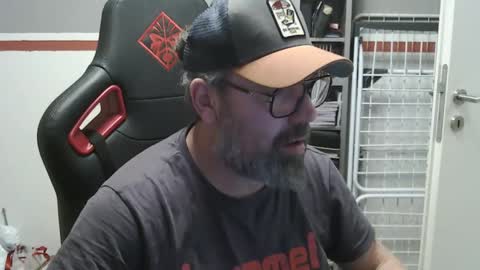 Snapshot of womenizzeer chatting on 02-21-25, 08:29 Adam online show from 02-21-25, 08:29