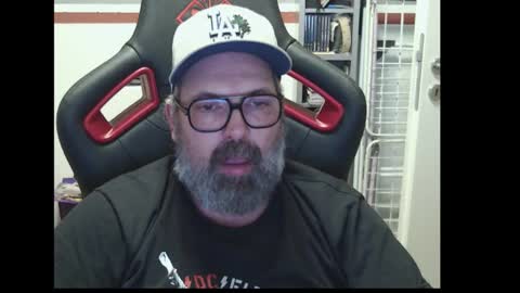 Snapshot of womenizzeer chatting on 10-23-25, 10:52 Adam online show from 10-23-25, 10:52