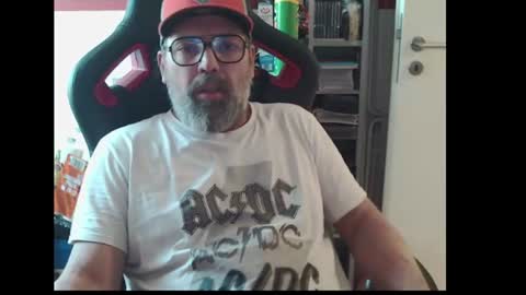 Snapshot of womenizzeer chatting on 07-12-26, 01:57 Adam online show from 07-12-26, 01:57
