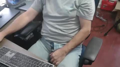 Snapshot of woodworker6473 chatting on 01-09-26, 02:31 woodworker6473 online show from 01-09-26, 02:31