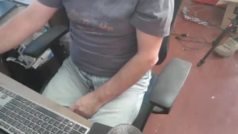 Snapshot of woodworker6473 chatting on 01-13-26, 01:38 woodworker6473 online show from 01-13-26, 01:38