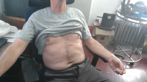 Snapshot of woodworker6473 chatting on 04-10-26, 02:11 woodworker6473 online show from 04-10-26, 02:11